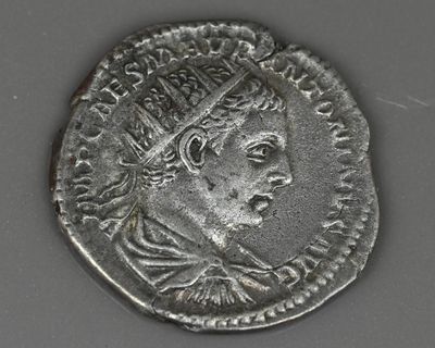 gros plan d'une pièce de monnaie surmontée d'une couronne