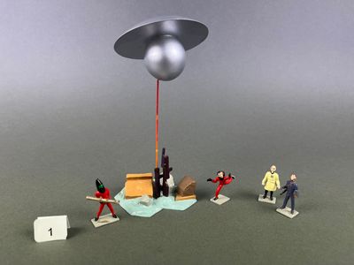 un groupe de figurines jouant avec un objet