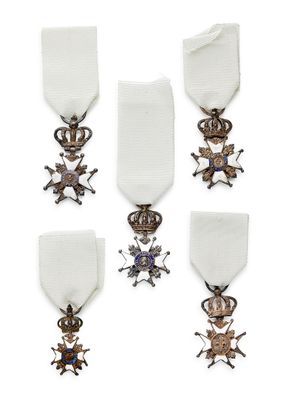 quatre médailles sont présentées sur un fond blanc, accompagnées d'un ruban blanc