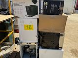 une pile d'appareils électroménagers posée sur un tas de cartons