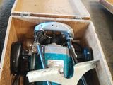 une boîte posée par terre, contenant une machine