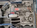 un outil dans une mallette contenant d'autres outils
