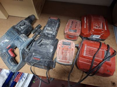many tools that are sitting on a table