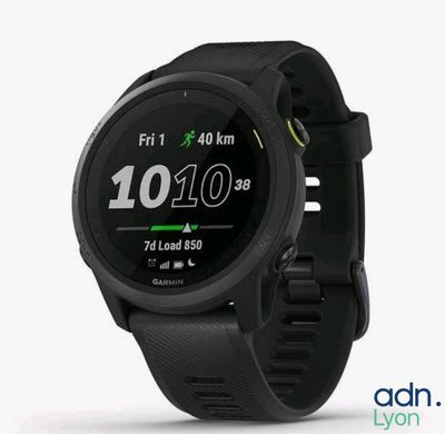 un gros plan d'une montre connectée posée sur une surface blanche