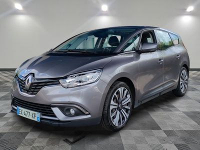 une voiture grise garée dans un garage au sol en damier