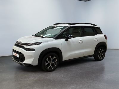 Une Citroën blanche est garée dans une pièce blanche