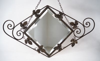 un miroir accroché au mur, entouré d'une chaîne