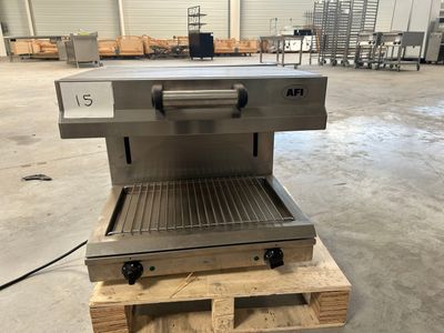 une photo d'un grill professionnel dans un entrepôt, avec des palettes