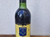 une bouteille de vin posée sur une table en bois