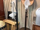 une image représentant une pièce avec une lampe, une chaise et d'autres objets
