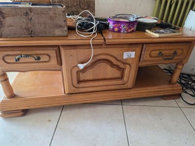 une table en bois sur laquelle est posé un ordinateur portable
