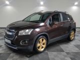 une photo d'une Chevrolet Trax marron posée sur un sol à damier