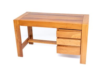un bureau en bois avec un tiroir en dessous