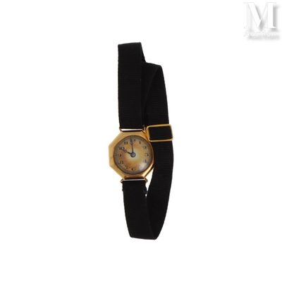 une photo d'une montre-bracelet pour femme avec un bracelet noir