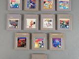 de nombreux jeux vidéo accrochés les uns à côté des autres sur le mur