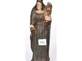 une statue représentant une femme tenant un chat et un chien