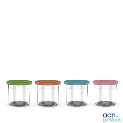 un lot de quatre petits bocaux en verre avec couvercles de différentes couleurs