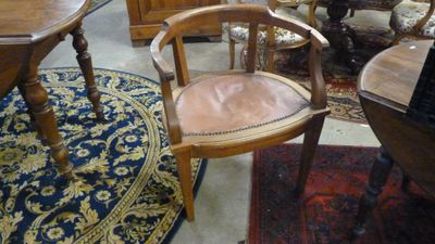 de nombreuses chaises et tables dans une pièce recouverte d'un tapis
