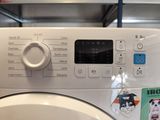 une rondelle blanche munie d'un bouton sur le côté