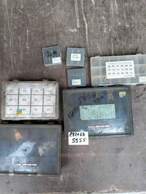 plusieurs appareils électroniques posés sur une table