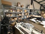 une pièce avec beaucoup de boîtes et de cartons sur les étagères