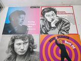 Trois albums vinyles des Beatles sont posés sur une table