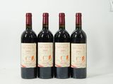 trois bouteilles de vin sont alignées sur une surface blanche