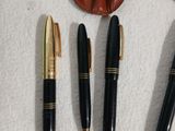 trois stylos et un étui posés sur une table