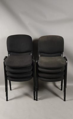 une paire de chaises noires sur un fond blanc