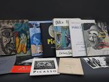 plusieurs livres sont posés sur une table à fond noir
