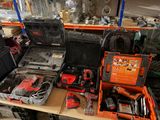 un grand nombre d'outils qui restent sur une étagère