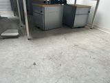 une photo d'une pièce avec deux bureaux et une chaise