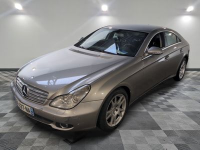 une photo d'une Mercedes CLA argentée garée dans un garage