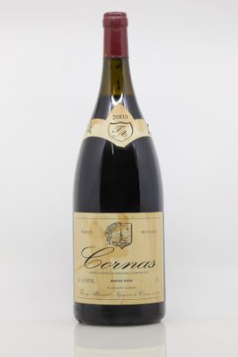 gros plan d'une bouteille de vin sur une surface blanche