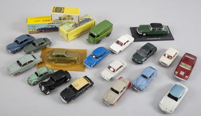 un grand nombre de petites voitures posées sur une table
