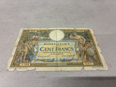 un gros plan sur un morceau de papier sur lequel figure une image