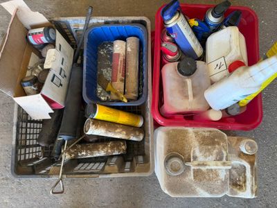 deux bacs remplis d'objets divers, posés par terre