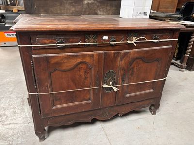 une armoire en bois sur laquelle est accrochée une corde