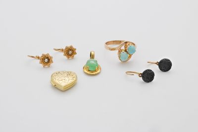 cinq paires de bagues et de boucles d'oreilles en or et en turquoise