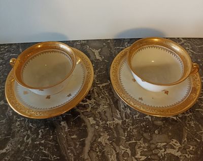 deux tasses et soucoupes posées sur une table en marbre