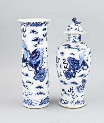 deux vases bleus et blancs ornés de motifs de dragons