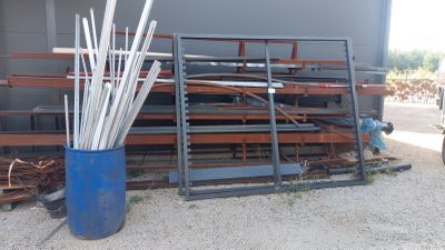 beaucoup de tiges métalliques dans un bac bleu