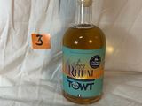 une bouteille d'alcool posée sur une table, avec une étiquette indiquant le prix