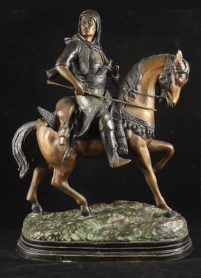 statue représentant une femme à cheval, une lance à la main