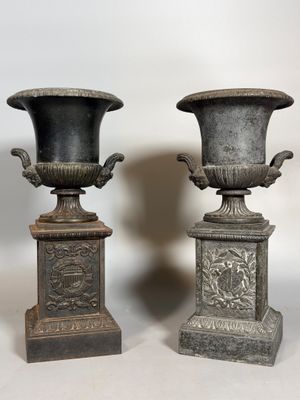 deux vases posés côte à côte sur une table