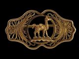 une image représentant une boucle de ceinture en or ornée d'un cheval et d'un dragon