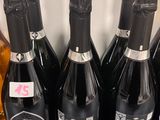 plusieurs bouteilles de vin sont alignées sur un comptoir