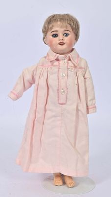 une image représentant une poupée aux cheveux blonds et vêtue d'une robe rose