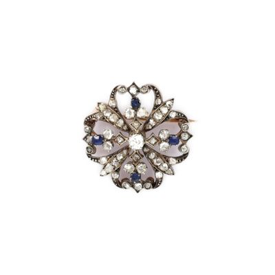 Gros plan sur une bague ornée d'une fleur