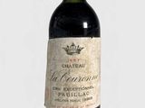 une bouteille de vin posée sur une table